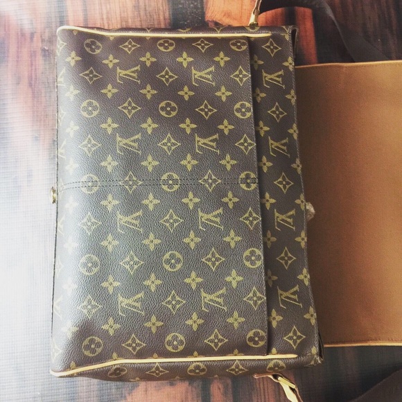 Louis Vuitton Abbesses Monogram Large Messenger - Picture 5 of 10